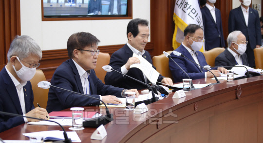 10일 정부서울청사에서 열린 확대무역전략조정회의에서 김영주 한국무역협회장(왼쪽 두번째)이 발언하고 있다.  <연합뉴스>